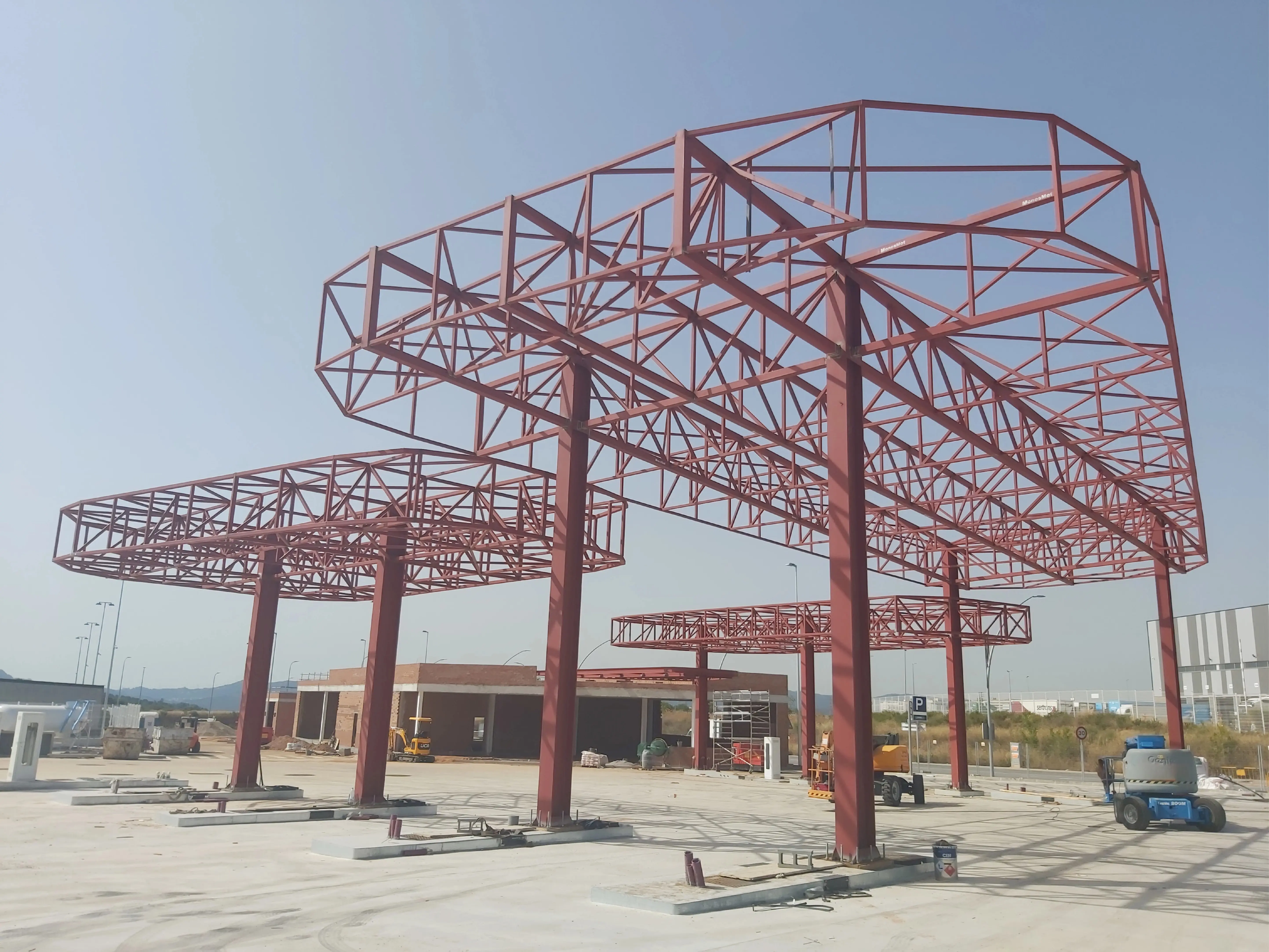 Montaje de estructura metálica en estación de servicio
