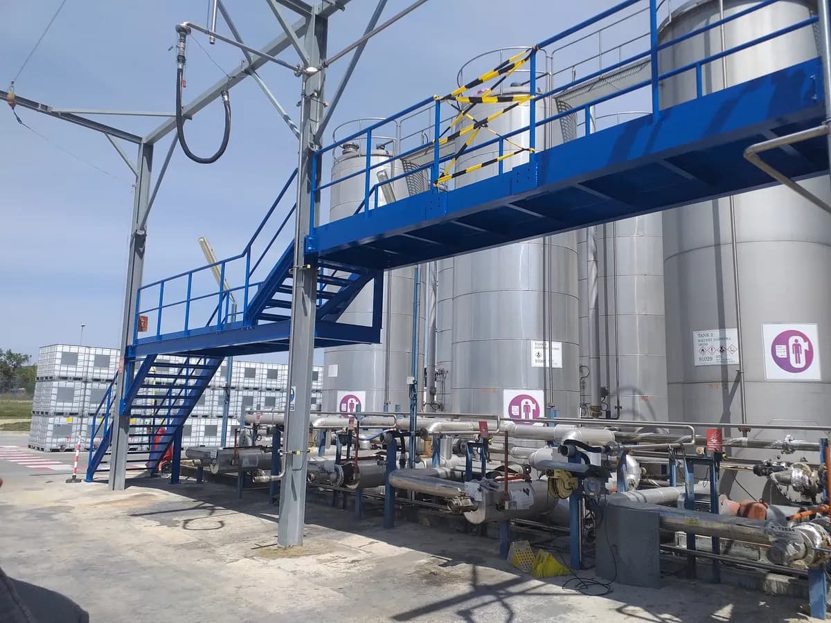 Montaje de estructura metálica en obra